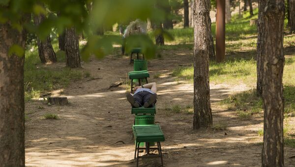 Как люди спасаются от жары в Кишиневе. - Sputnik Молдова