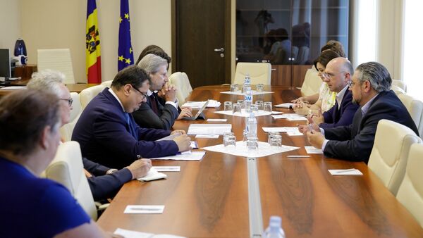 Pavel Filip a avut discuție cu Comisarul Johannes Hahn - Sputnik Moldova