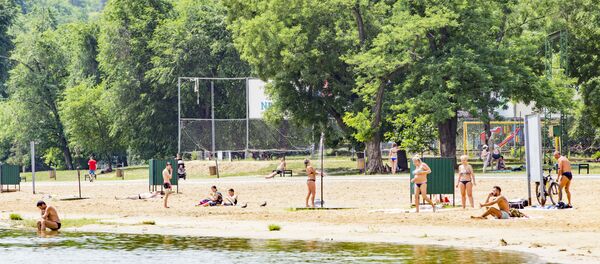 Как люди спасаются от жары в Кишиневе - Sputnik Moldova