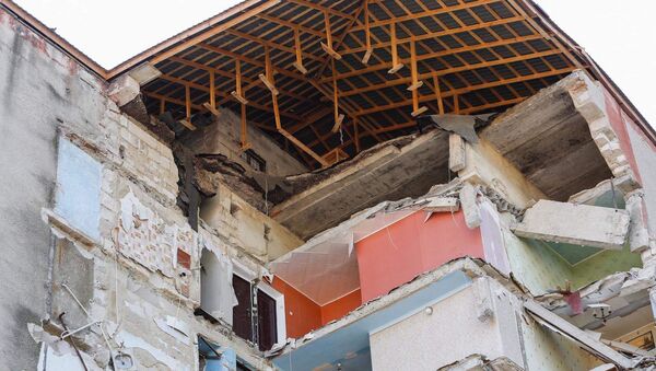 В Атаках рухнула часть девятиэтажного дома - Sputnik Молдова