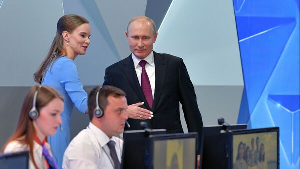 Прямая линия с президентом РФ Владимиром Путиным - Sputnik Молдова