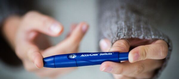 A diabetic person is checking her blood sugar level. - Sputnik Moldova