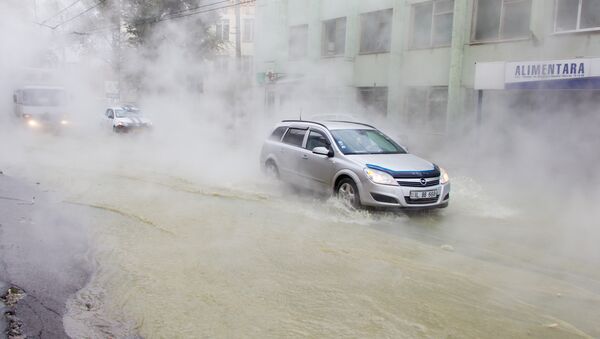 Автомобили в центре Кишинева попали в потоки горячей воды - Sputnik Молдова