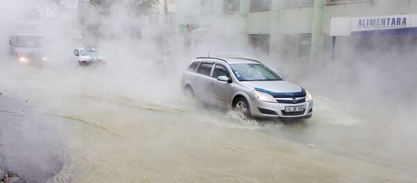 Автомобили в центре Кишинева попали в потоки горячей воды Автомобили в центре Кишинева попали в потоки горячей воды - Sputnik Молдова