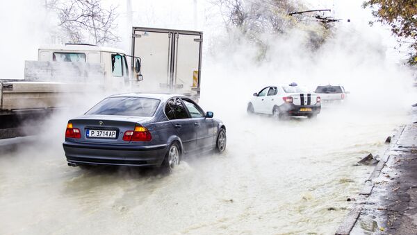 Автомобили в центре Кишинева попали в потоки горячей воды - Sputnik Moldova-România