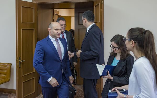 Министр обороны Павел Войку на заседании правительства - Sputnik Молдова
