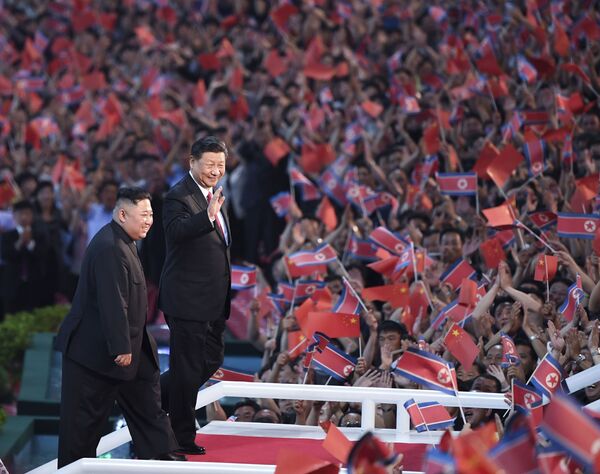 Лидер КНДР Ким Чен Ын и лидер Китая Си Цзиньпин во время встречи в Пхеньяне, Северная Корея - Sputnik Moldova-România