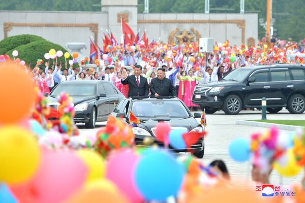 Лидер КНДР Ким Чен Ын и лидер Китая Си Цзиньпин во время встречи в Пхеньяне, Северная Корея - Sputnik Moldova-România