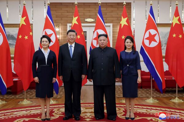 Лидер КНДР Ким Чен Ын, лидер Китая Си Цзиньпин и их супруги во время встречи в Пхеньяне, Северная Корея  - Sputnik Moldova-România