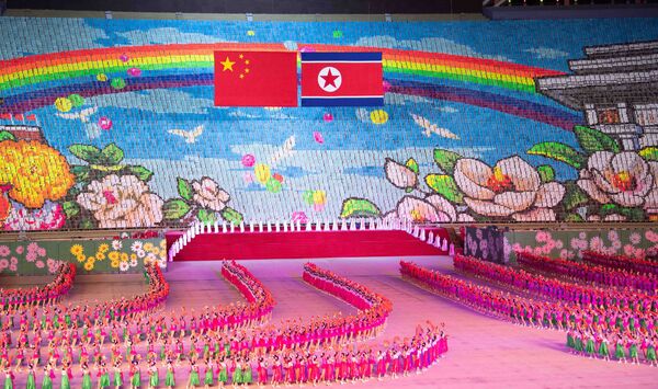 Гимнастическое представление на стадионе May Day в Пхеньяне в честь визита президента Китая Си Цзиньпина в Северную Корею - Sputnik Moldova-România