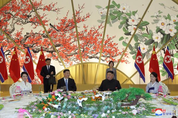 Северокорейский лидер Ким Чен Ын с женой и президент Китая Си Цзиньпин с женой на банкете в Пхеньяне - Sputnik Moldova-România