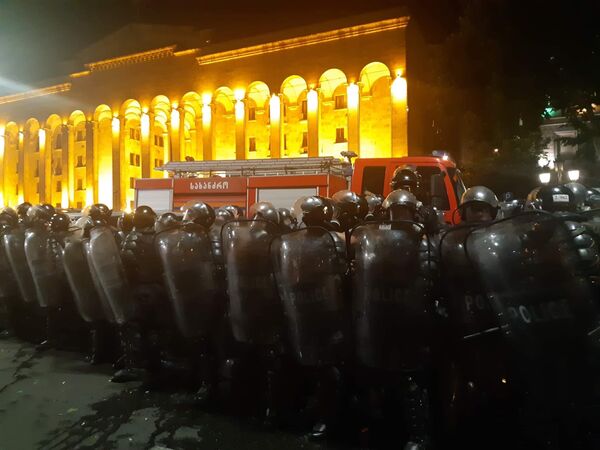 Участники акции протеста у здания парламента Грузии в Тбилиси  - Sputnik Молдова