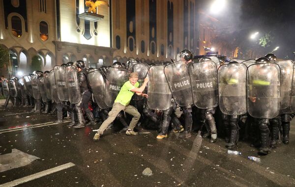 Столкновения демонстрантов с полицией у здания парламента во время митинга против визита российского политика в Тбилиси, Грузия - Sputnik Молдова
