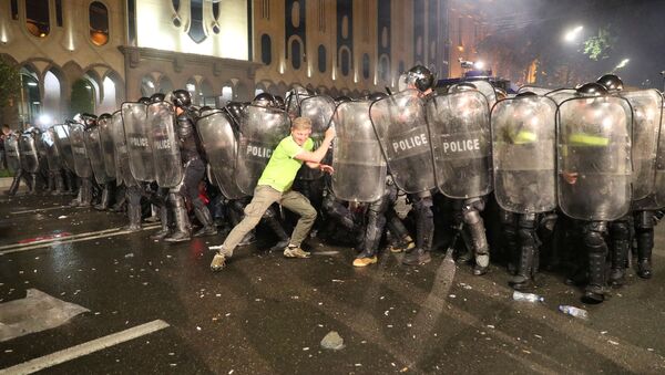 Столкновения демонстрантов с полицией у здания парламента во время митинга против визита российского политика в Тбилиси, Грузия - Sputnik Moldova-România
