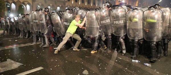 Столкновения демонстрантов с полицией у здания парламента во время митинга против визита российского политика в Тбилиси, Грузия - Sputnik Moldova-România
