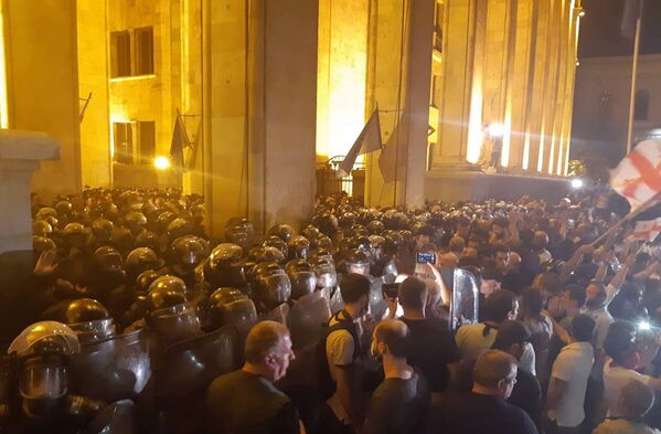 Сотрудники полиции и участники акции протеста у здания парламента Грузии в Тбилиси - Sputnik Moldova-România