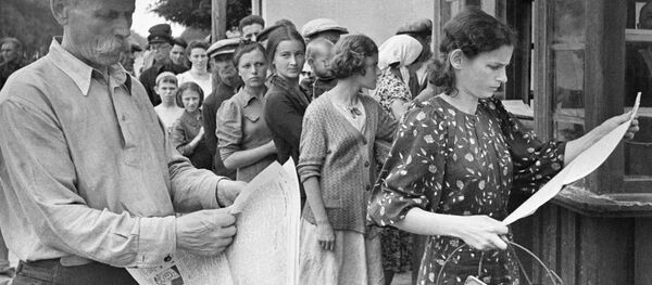 Одесситы читают свежие газеты во время войны Одесситы читают свежие газеты во время войны - Sputnik Молдова