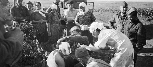 Медсестры оказывают помощь первым раненым после воздушного налета фашистов под Кишиневом - Sputnik Молдова