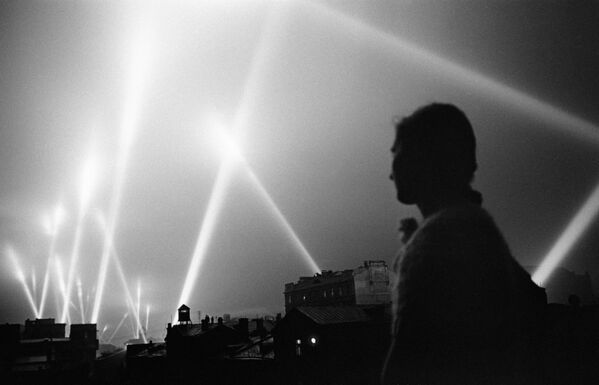 Fasciculele reflectoarelor forțelor de apărare antiaeriană luminează cerul Moscovei. Moscova, iunie 1941. - Sputnik Moldova-România