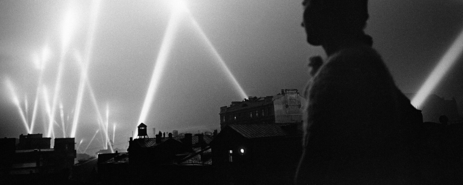 Лучи прожекторов войск ПВО освещают небо Москвы - Sputnik Молдова, 1920, 22.06.2021