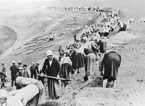 Колхозники строят оборонительные рубежи в прифронтовой полосе, июнь 1941 год - Sputnik Молдова