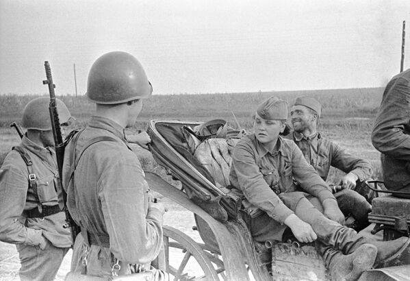 Разведчица Катя из Одессы беседует с бойцами в районе Красный Дальник вр время Великой Отечественной войны, июль 1941 год - Sputnik Молдова