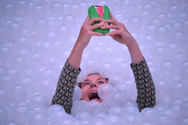 Tânără făcând selfie la festivalul anual ala artelor din Sidney, Australia - Sputnik Moldova