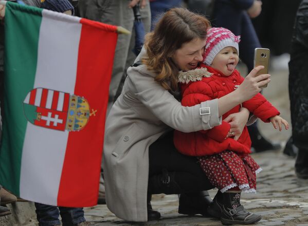 O mamă cu fiica, selfie. Târgu Secuiesc, România

 - Sputnik Moldova