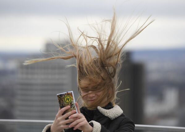O tânără făcând selfie pe acoperișul unui zgârie-nori din Frankfurt pe Main, Germania - Sputnik Moldova