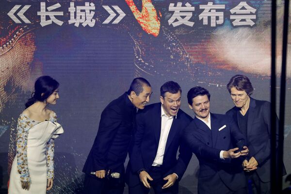 Actorii William Defoe, Pedro Pascal, Matt Damon și alții, din filmul „Marele zid”, la un selfie în cadrul conferinței de presă de la Beijing - Sputnik Moldova