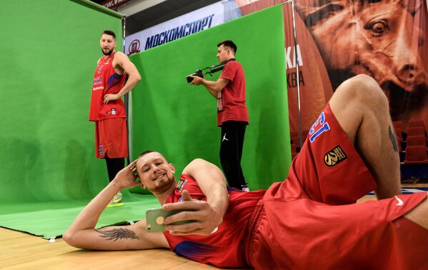 Baschetbaliștii ȚSKA Nikita Kurbanov și Ivan Lazarev în timpul unei ședințe foto - Sputnik Moldova