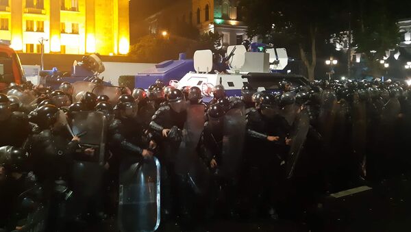 Беспорядки в Тбилиси: в полицейских летят камни - Sputnik Moldova-România