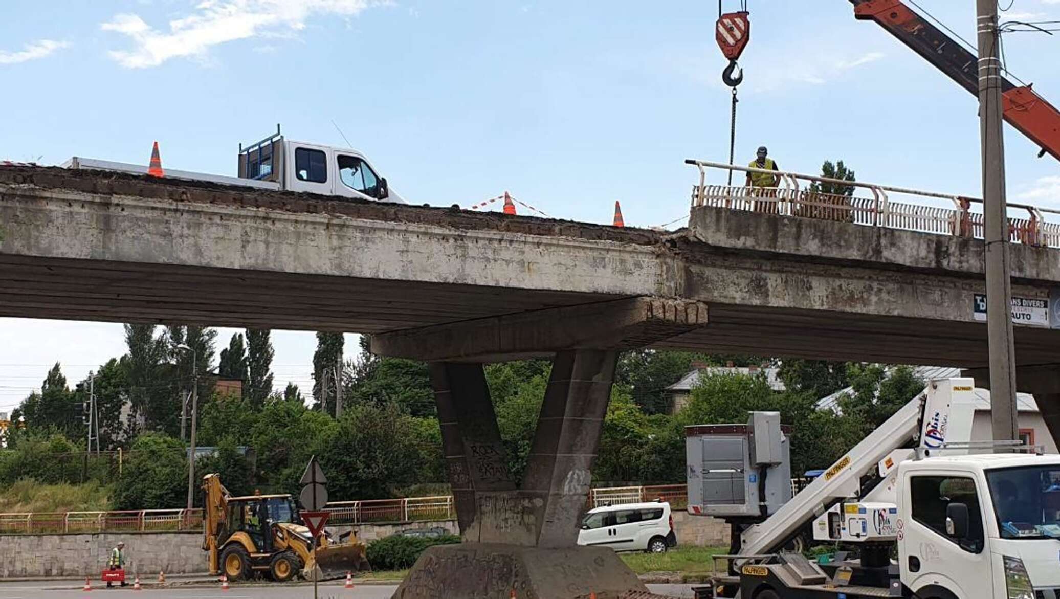 Фрагмент моста. Румыния развалится.