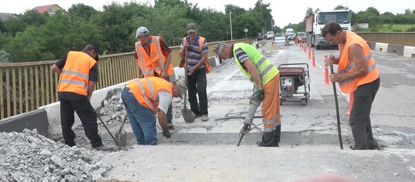 Podul din localitatea Budești, periculos pentru circulație? - Sputnik Moldova