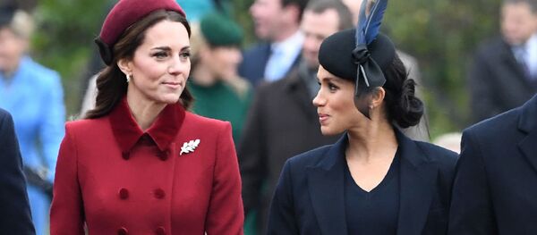 Кэтрин, герцогиня Кембриджская (слева) беседует с Меган, Герцогиней Сассекской - Sputnik Молдова
