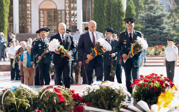 Возложение цветов к Вечному огню на мемориале Вечность в Кишиневе - Sputnik Молдова