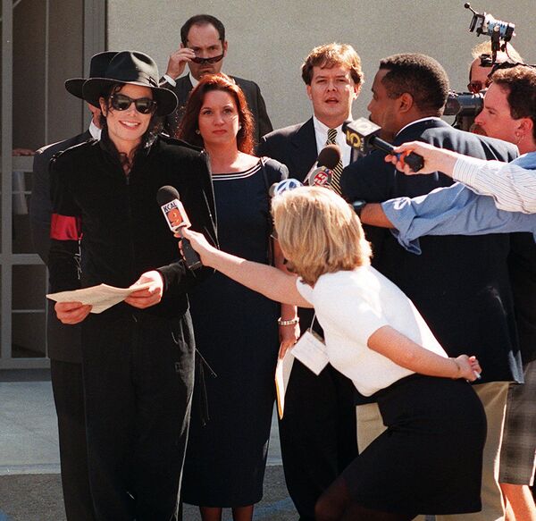 Певец Майкл Джексон у мемориального центра в честь принцессы Дианы в Лос-Анджелесе, 1997 год - Sputnik Moldova-România