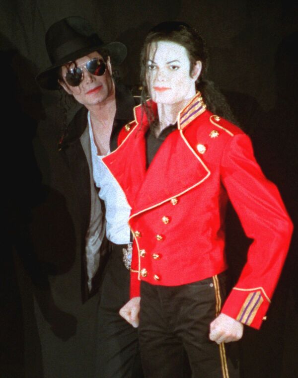 Американский певец Майкл Джексон со своей восковой фигурой в в Музее восковых фигур Гревен в Париже, 1987 год - Sputnik Moldova-România