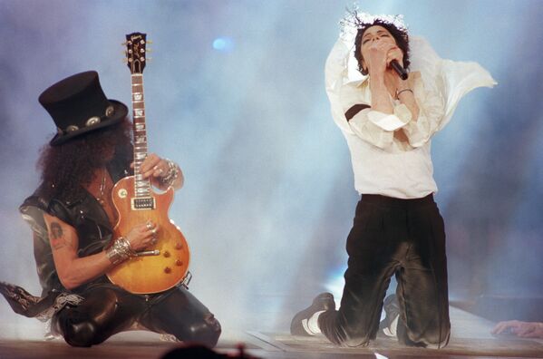 Chitaristul Slash și interpretul Michael Jackson evaluează la ceremonia de înmânare a premiilor MTV video Music Awards 1995 - Sputnik Moldova