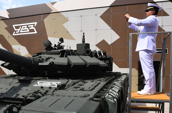 Иностранный военнослужащий фотографирует танк Т-72 на Международном военно-техническом форуме Армия-2019 - Sputnik Moldova-România
