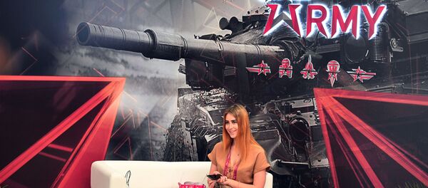 Посетительница на Международном военно-техническом форуме Армия-2019 Посетительница на Международном военно-техническом форуме Армия-2019 - Sputnik Moldova-România