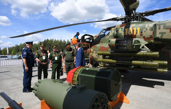 Посетители у образцов вооружения ударных вертолетов Ми-28НЭ на Международном военно-техническом форуме Армия-2019 - Sputnik Moldova-România