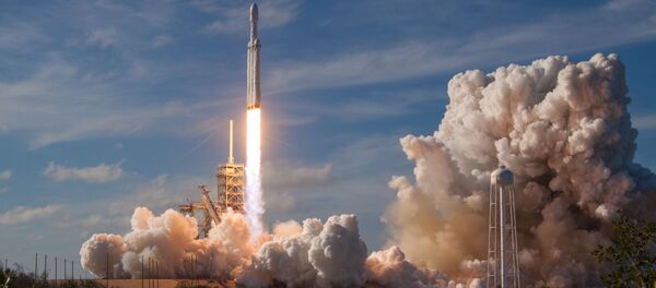Ракета-носитель Falcon Heavy компании SpaceX успешно стартовала с мыса Канаверал Ракета-носитель Falcon Heavy компании SpaceX успешно стартовала с мыса Канаверал - Sputnik Молдова