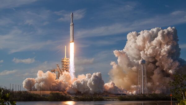 Ракета-носитель Falcon Heavy компании SpaceX успешно стартовала с мыса Канаверал - Sputnik Молдова