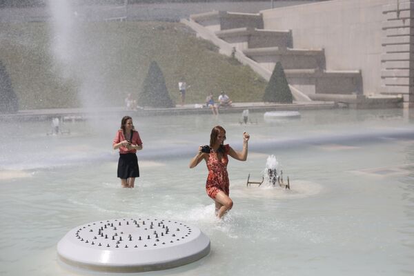 Девушки освежаются в фонтане в Париже, Франиция - Sputnik Молдова