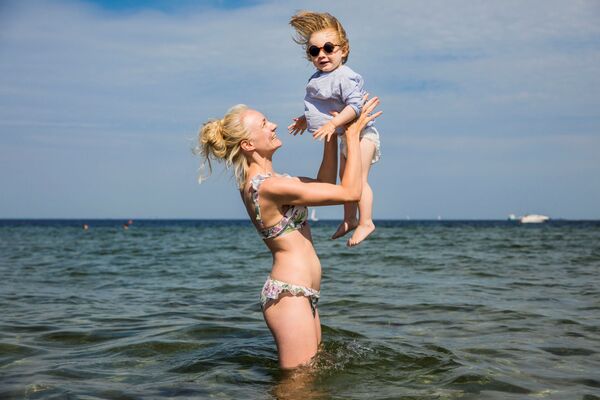 Женщина с ребенком купаются в Амагерском пляж в Копенгагене, Дания - Sputnik Молдова