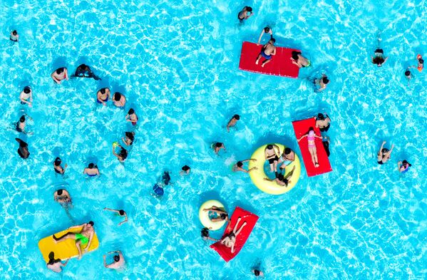 Люди отдыхают в бассейне в Ганновере, Германия - Sputnik Молдова