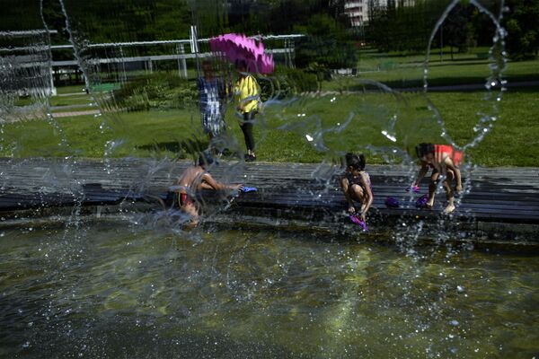 Жители охлаждаются в фонтане в Испании  - Sputnik Молдова