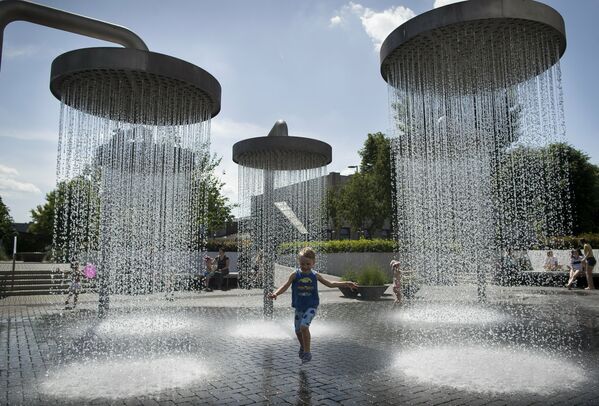 Ребенок у фонтана в Вильнюсе, Литва - Sputnik Moldova-România