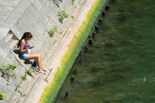 Девушка на берегу реки Сены в жаркий летний день, Париж - Sputnik Moldova-România